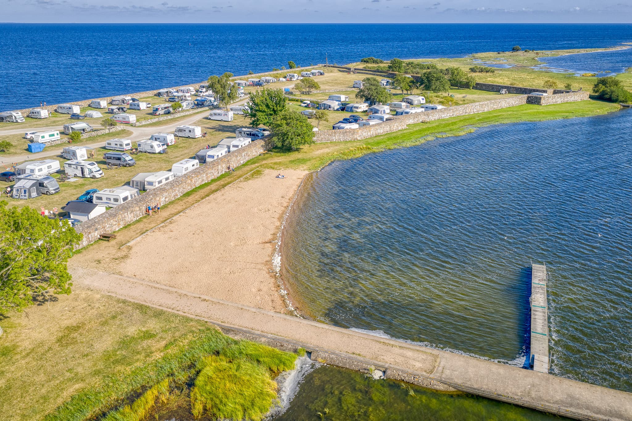 Flygbild över camping och omgivning